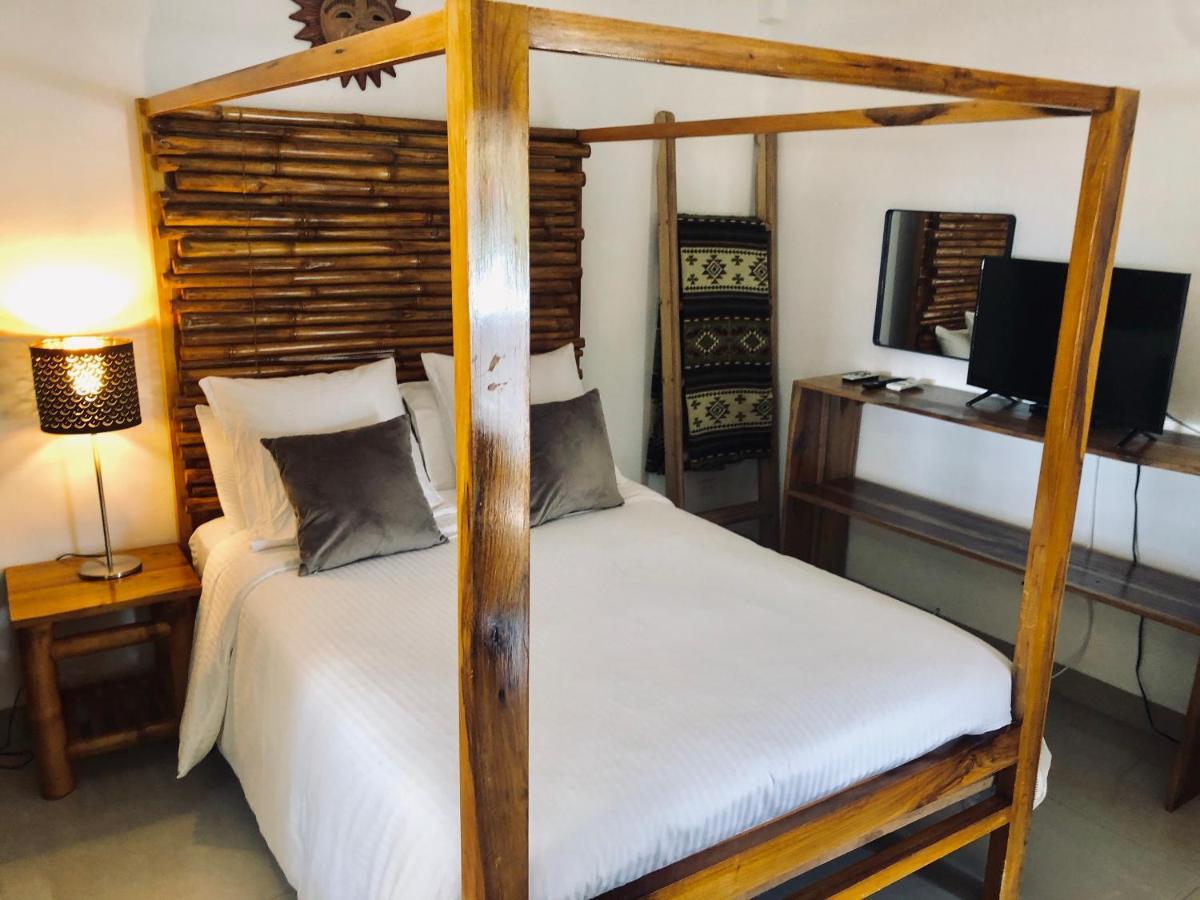 Nautilus Lodge ปูแอร์โตโลเปซ ภายนอก รูปภาพ